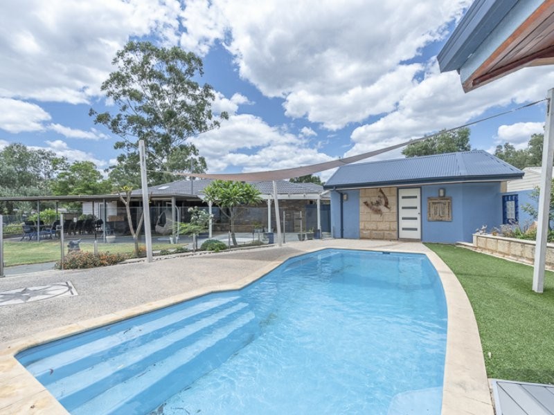 5 St Georges Avenue, Champion Lakes WA 6111