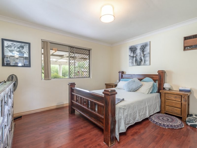 5 St Georges Avenue, Champion Lakes WA 6111