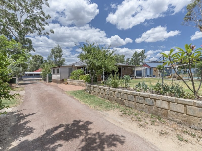 5 St Georges Avenue, Champion Lakes WA 6111