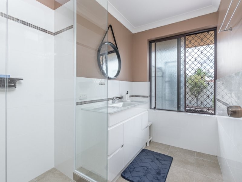 1 Knightsbridge Way, Thornlie WA 6108