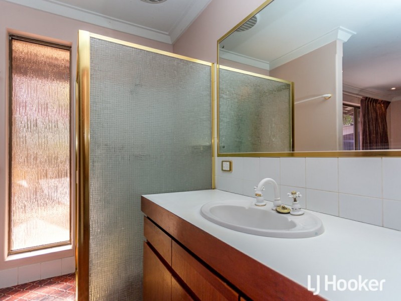 24 Judith Road, Wattle Grove WA 6107