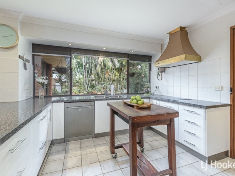 16 Grenadier Drive, Thornlie WA 6108