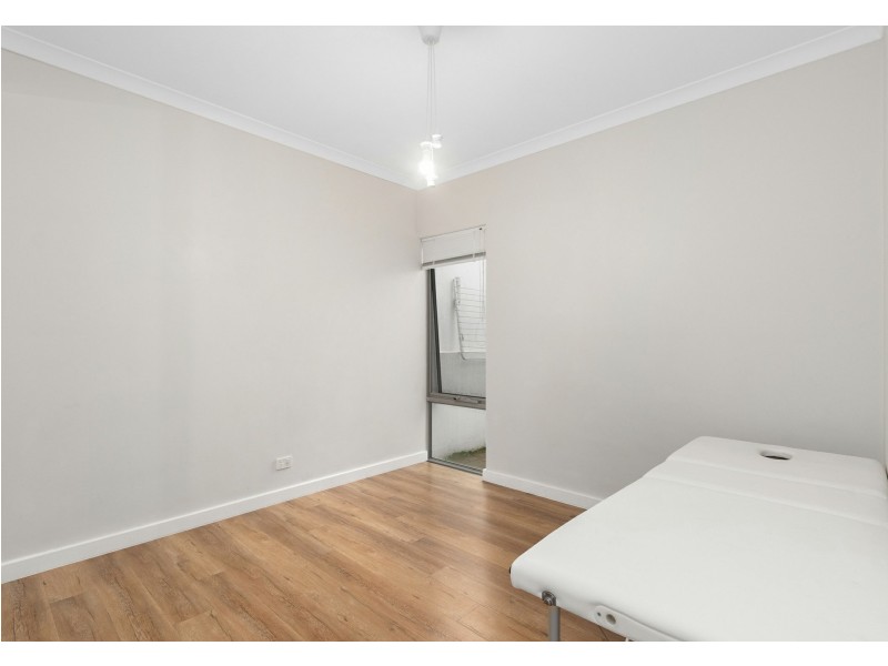 1/15 Debenham Street, Thornlie WA 6108