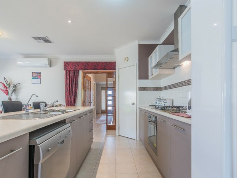 28 Finsbury Drive, Thornlie WA 6108