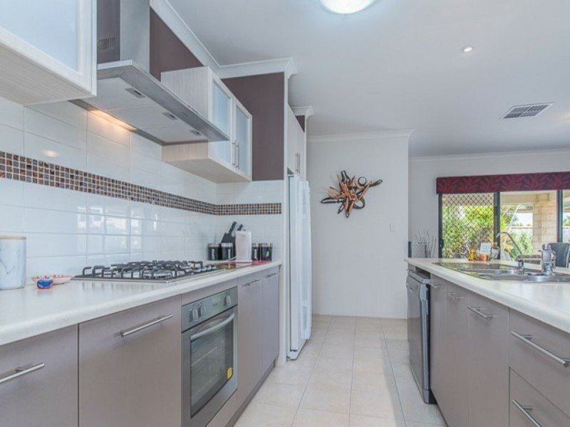 28 Finsbury Drive, Thornlie WA 6108