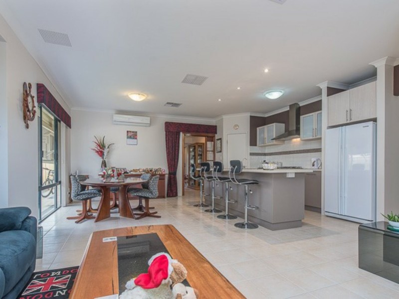 28 Finsbury Drive, Thornlie WA 6108