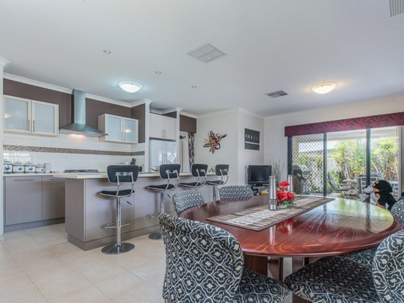 28 Finsbury Drive, Thornlie WA 6108