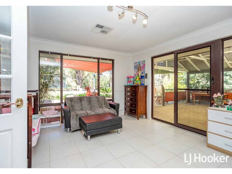 15 Brooks Place, Wandi WA 6167