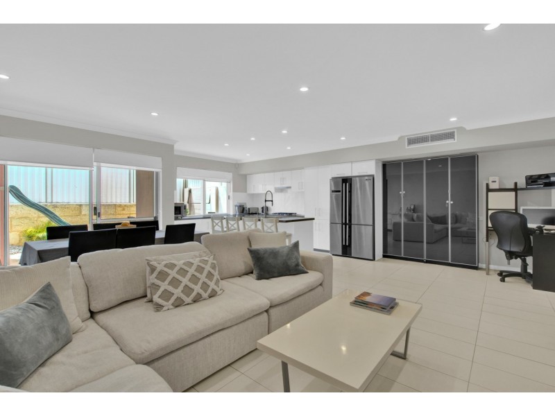 8/39 Edinburgh Road, Forrestfield WA 6058