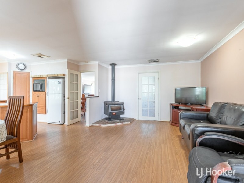 11 Chesterton Street, Thornlie WA 6108