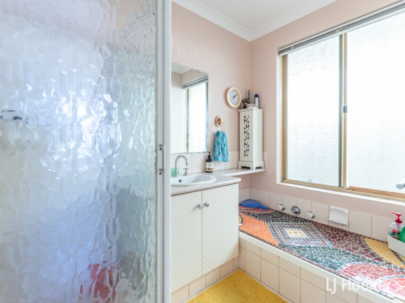 11 Chesterton Street, Thornlie WA 6108