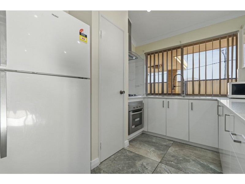 2 Mary Mackillop Glen, Queens Park WA 6107