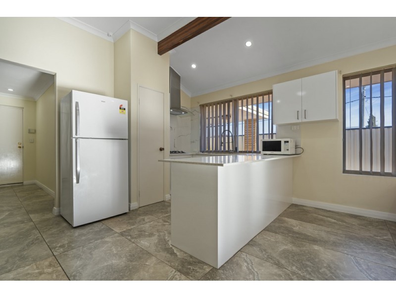 2 Mary Mackillop Glen, Queens Park WA 6107
