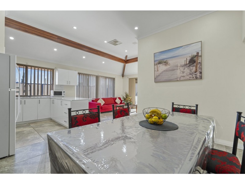2 Mary Mackillop Glen, Queens Park WA 6107