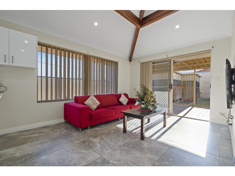 2 Mary Mackillop Glen, Queens Park WA 6107