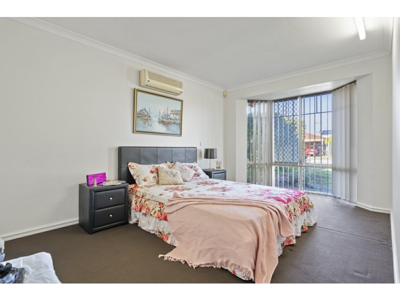 2 Mary Mackillop Glen, Queens Park WA 6107