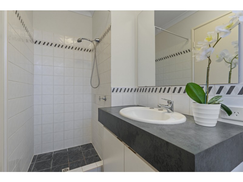 2 Mary Mackillop Glen, Queens Park WA 6107