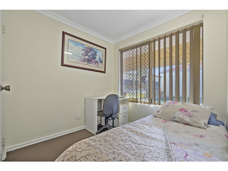 2 Mary Mackillop Glen, Queens Park WA 6107