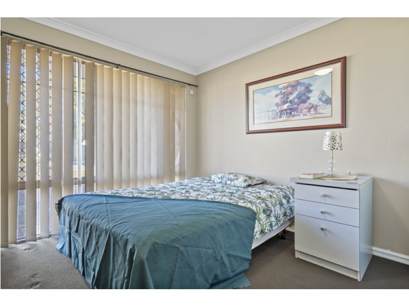 2 Mary Mackillop Glen, Queens Park WA 6107