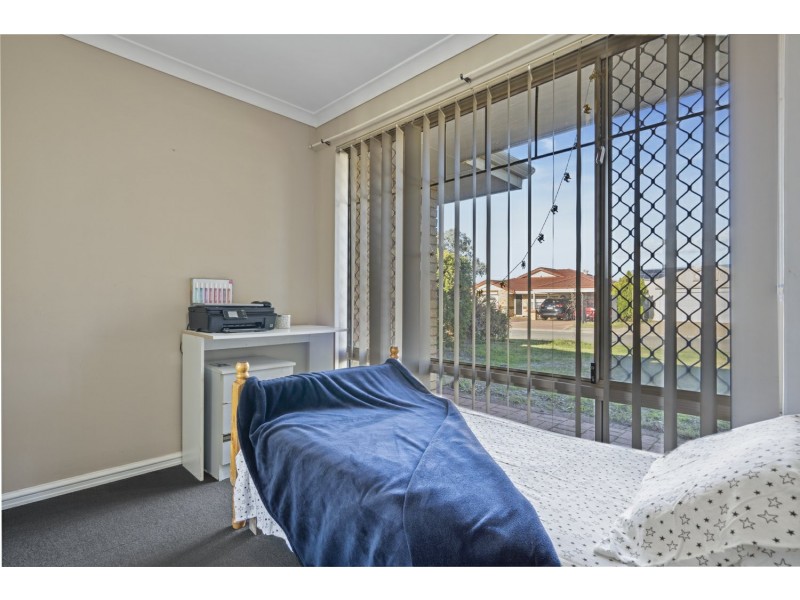 2 Mary Mackillop Glen, Queens Park WA 6107