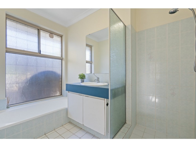 2 Mary Mackillop Glen, Queens Park WA 6107