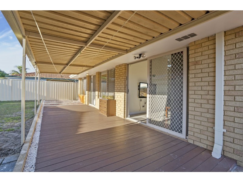 2 Mary Mackillop Glen, Queens Park WA 6107