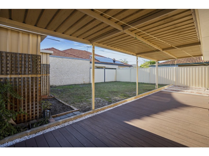 2 Mary Mackillop Glen, Queens Park WA 6107