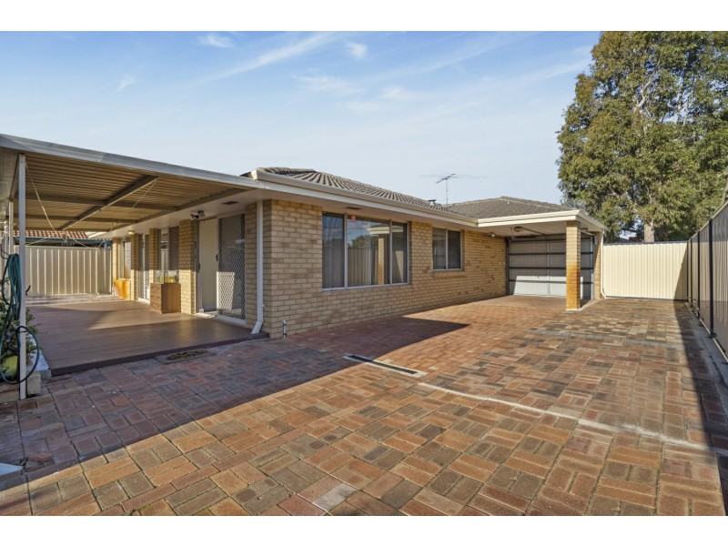 2 Mary Mackillop Glen, Queens Park WA 6107