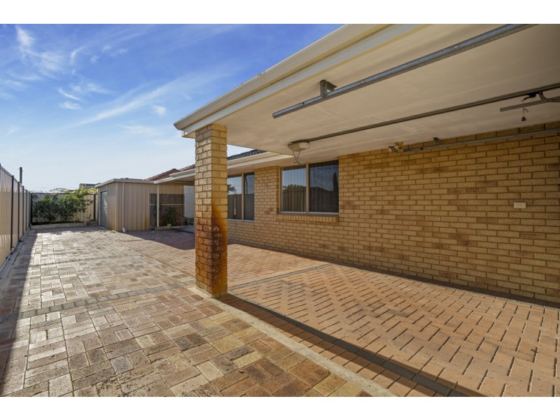 2 Mary Mackillop Glen, Queens Park WA 6107