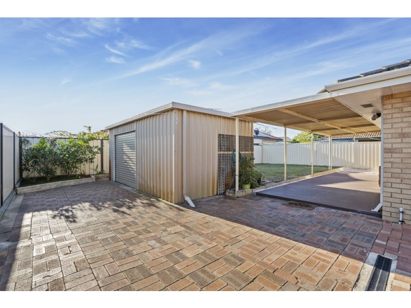 2 Mary Mackillop Glen, Queens Park WA 6107