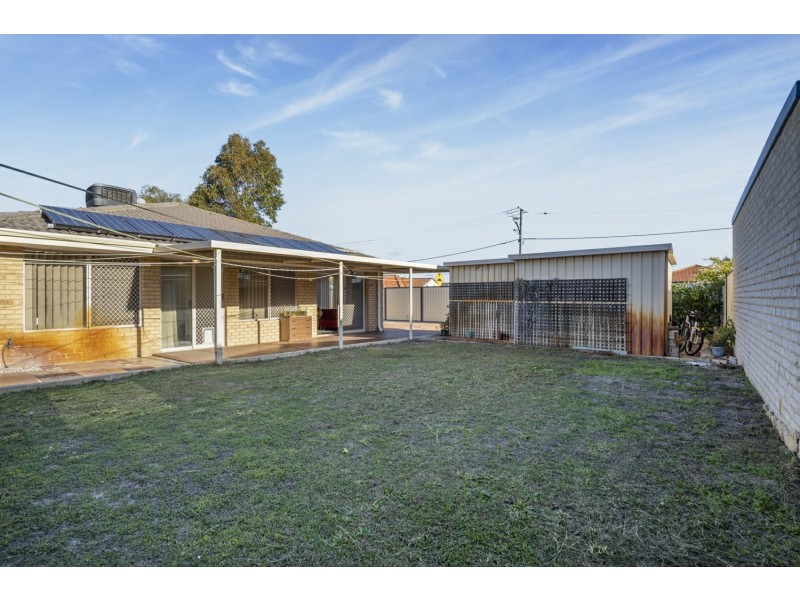 2 Mary Mackillop Glen, Queens Park WA 6107