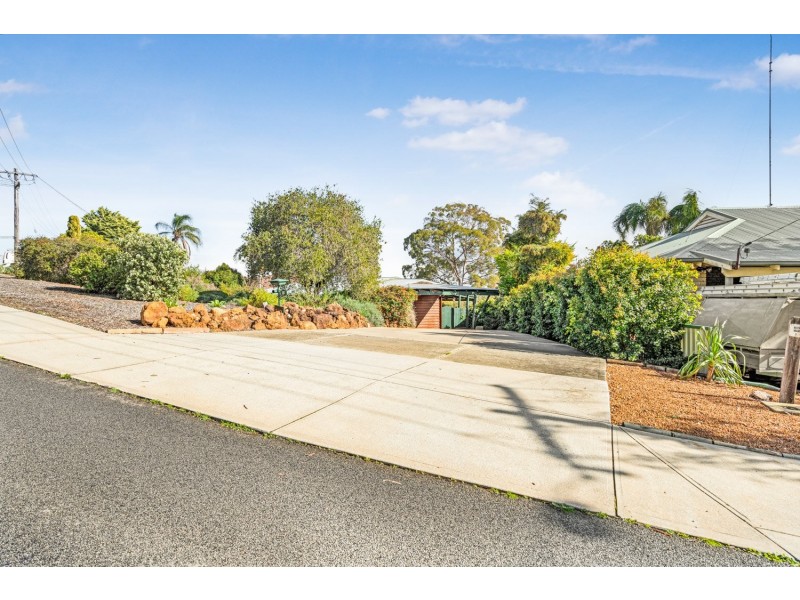 18 Taronga Drive, Kelmscott WA 6111