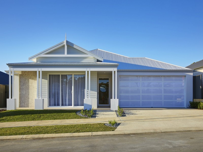 13 Barracoota Loop, Lakelands WA 6180