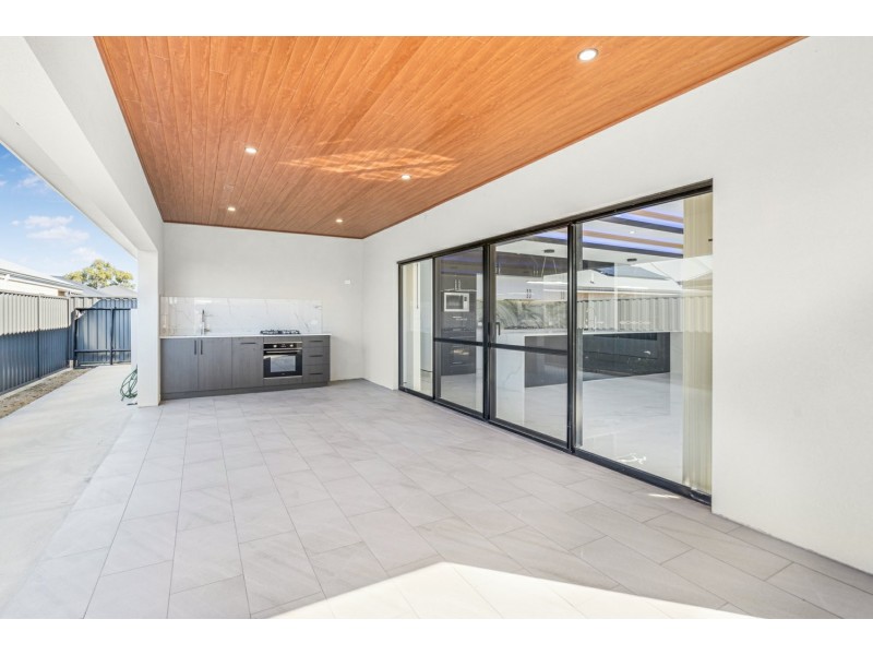 8 Llorens Way, Southern River WA 6110
