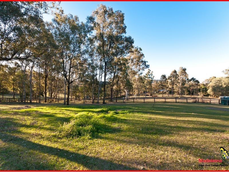 4 Mangifera Close, Wights Mountain QLD 4520