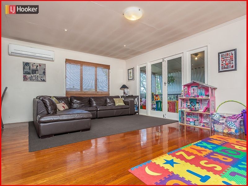 70 Yanderra Avenue, Arana Hills QLD 4054