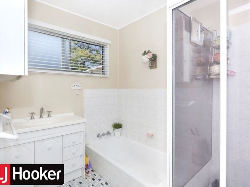 11 Kuringal Drive, Ferny Hills QLD 4055