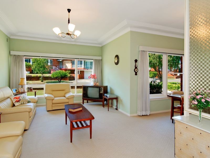 6 Braeside Crescent, Earlwood NSW 2206