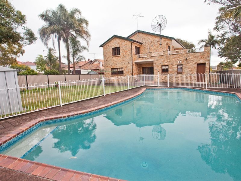 6 Baringa Road, Earlwood NSW 2206