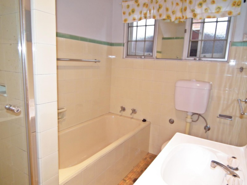 8 Bungalow Road, Roselands NSW 2196