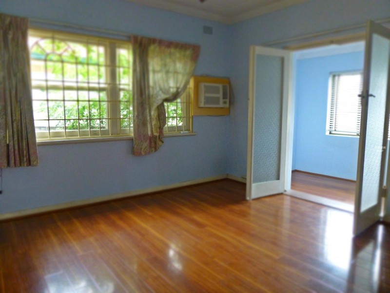 8 Bungalow Road, Roselands NSW 2196