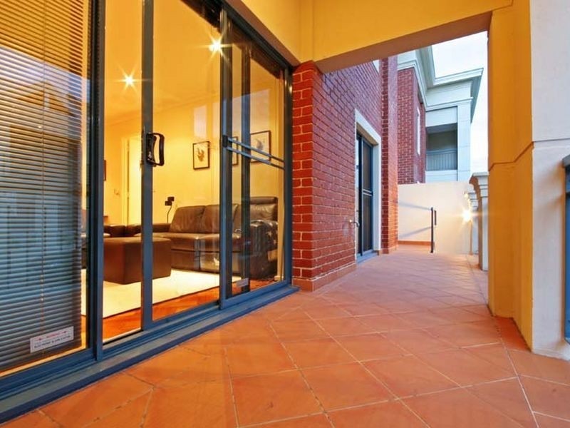 2/22 Saunders Street, East Perth WA 6004