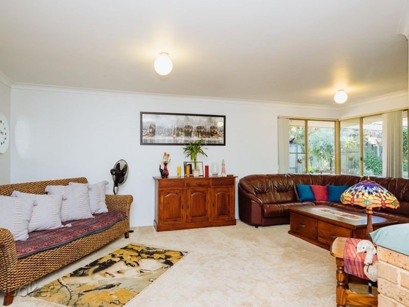 8 Coachwood Gardens, Ballajura WA 6066