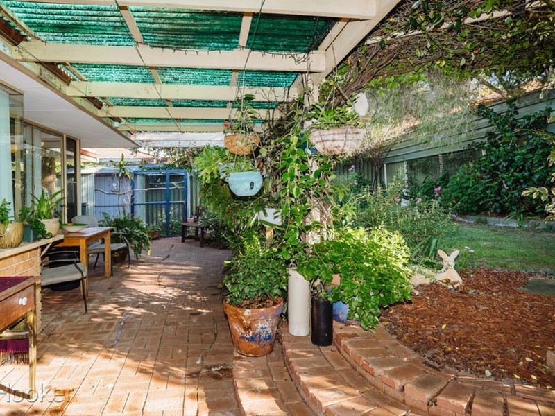 8 Coachwood Gardens, Ballajura WA 6066