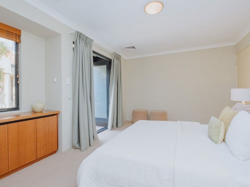 4 Flagstaff Lane, East Perth WA 6004