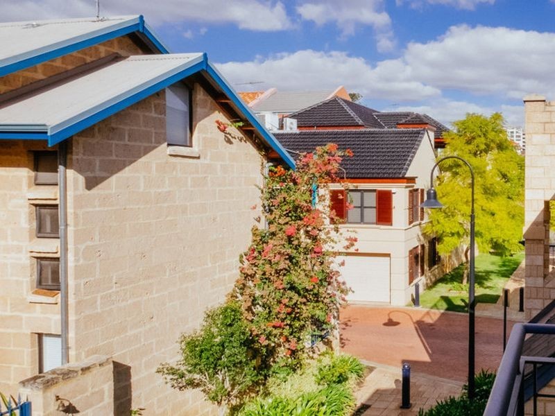 4 Flagstaff Lane, East Perth WA 6004