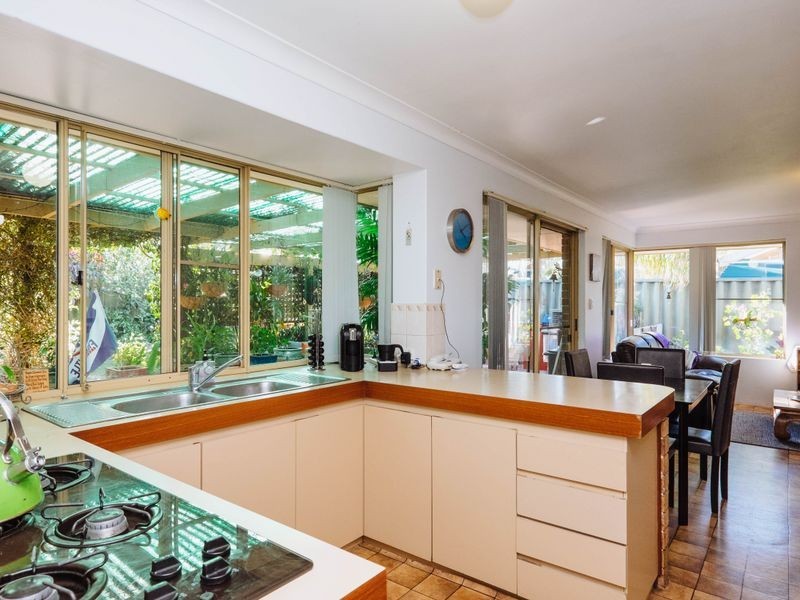 8 Coachwood Gardens, Ballajura WA 6066