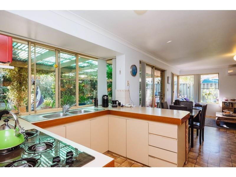 8 Coachwood Gardens, Ballajura WA 6066