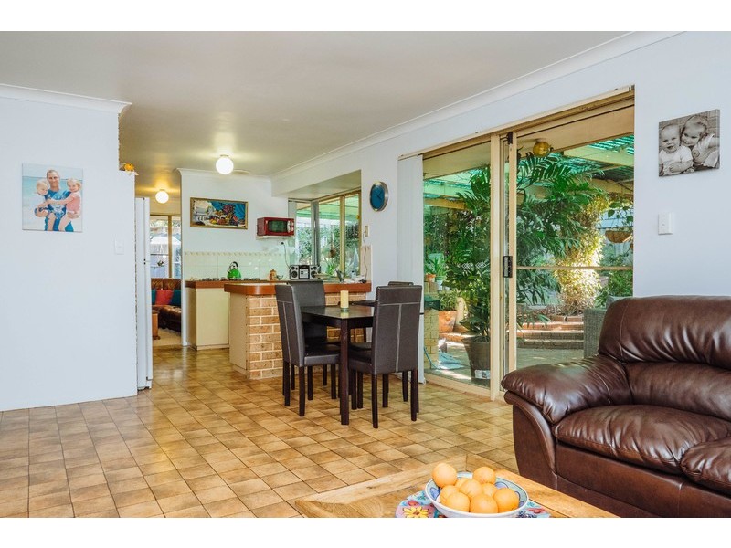 8 Coachwood Gardens, Ballajura WA 6066