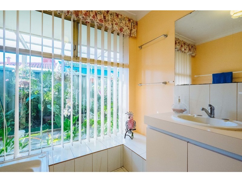 8 Coachwood Gardens, Ballajura WA 6066